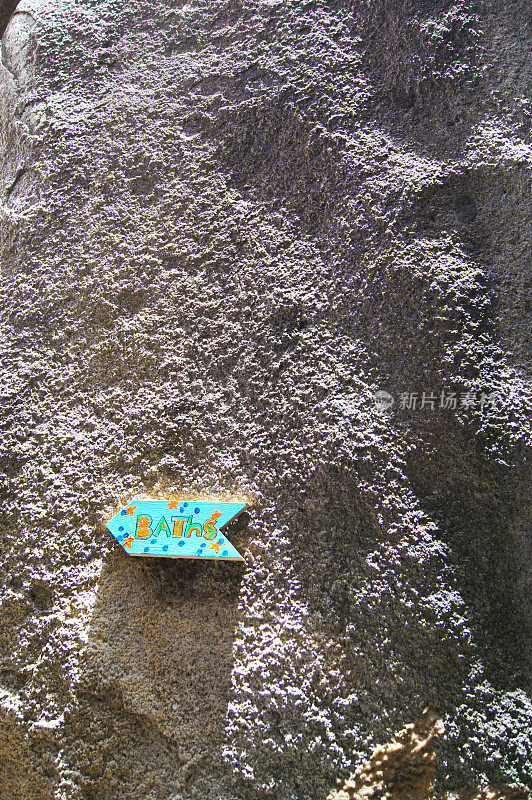 在岩石上的Bath Message定向标志，拍摄于英属维尔京群岛